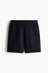 Short de felpa liviana de algodón, color azul marino, de corte regular con cintura elástica, bolsillos laterales y un bolsillo de parche en la parte trasera.