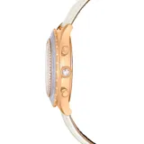 Reloj cronógrafo Swarovski Octea Chrono, fabricado en Suiza, con caja redonda de 37 mm en tono oro rosa, bisel cristalizado con pavé transparente, esfera guilloché color marfil con logo del cisne, manecillas con LumiNova, tres contadores de cronógrafo y seis cristales transparentes como índices. Correa de piel italiana color marfil con diseño de cocodrilo grabado en relieve.