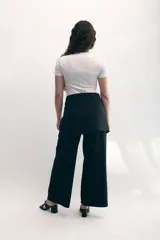 Top negro de jersey elastizado, de manga corta y corte ajustado, con abertura en forma de gota en el escote y frunces verticales en el frente.