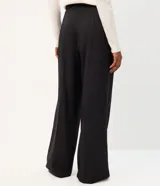 Pantalón de sastrería Blue Steel con corte palazzo y tiro alto, de color beige, con pinzas delanteras, cintura estructurada con presillas y cierre frontal oculto.