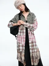 Chaqueta larga tipo camisa con diseño patchwork, confeccionada mediante la combinación de diversos tejidos de algodón con estampados de cuadros, tartán y motivos florales. Presenta cierre frontal con botones, cuello clásico, bolsillos delanteros con solapa y bordes deshilachados.