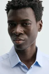 Camisa de hombre color beige claro, de corte slim fit, con cuello italiano, manga larga y cierre frontal de botonadura.