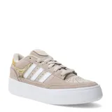 Championes urbanos Adidas modelo Break Start Bold, color beige con detalles en blanco y dorado. Presentan una plataforma blanca, las icónicas tres tiras laterales y una cadena decorativa dorada en el lateral.