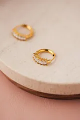 Aros tipo argolla dorados con circonitas blancas.