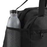 Bolso deportivo Puma Phase Small Sports Bag color negro con doble asa de mano y correa ajustable para el hombro.