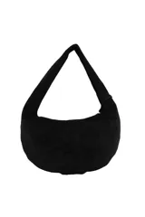 Cartera tipo hobo de gamuza color bordó, con diseño de media luna, decorada con tachas metálicas plateadas en los bordes y un dije colgante en forma de corazón con tachas. Cuenta con cierre superior y logo de la marca grabado en el frente.