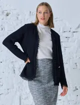 Chaqueta negra de algodón tejido marca Ruby Rd, con cuello a la base, abertura central, bolsillos delanteros y terminaciones con flecos.