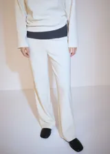 Pantalón de tiro alto con diseño recto y cintura elástica. Confeccionado en tejido de pana con textura acanalada.