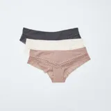 Pack de tres culottes de algodón y encaje en colores gris oscuro, blanco y rosado. Presentan detalles de encaje en los bordes y un diseño cómodo.