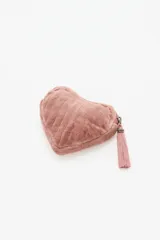 Monedero en forma de corazón confeccionado en terciopelo color verde esmeralda, con costuras verticales acolchadas y la palabra 'love' bordada en hilo dorado. Incluye un cierre con tirador de borla a tono.