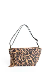Bandolera de cuero con estampado animal print de leopardo. Cuenta con un bolsillo frontal con cierre de broche metálico, una correa larga ajustable y un detalle de borla de cuero colgante en uno de los laterales.