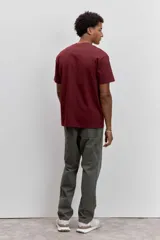 Remera de manga corta y cuello redondo, de corte clásico y color marrón.