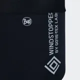 Bufanda tubular de cuello Buff modelo Windproof, color negro, con diseño cortaviento de alto rendimiento y logo impreso en el lateral.
