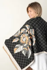 Pashmina rectangular grande color negro con estampado de rombos y hojas color marrón.
