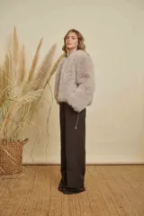 Pantalón sastrero de corte recto y tiro alto, confeccionado en tela con caída fluida, con bolsillos laterales y cierre frontal.