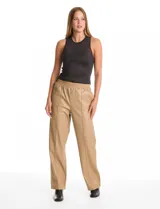 Pantalón de eco cuero color beige, con pretina elastizada, bolsillos laterales y pierna recta con costura frontal decorativa.