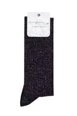 Calcetines de caña alta en color negro con destellos de glitter violeta, confeccionados en tejido de algodón con fibra metalizada.