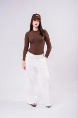 Pantalón de vestir negro de corte wide leg, con diseño de inspiración sastrera y costuras verticales frontales. Presenta un calce fluido y tiro alto.