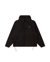 Campera tipo rompevientos de la marca Obey, color negro, con cierre frontal completo, capucha ajustable con cordones y bolsillos laterales con cierre. Presenta logo de la marca estampado en el pecho.