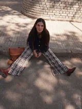 Pantalón a cuadros de corte ligeramente oxford, con cierre y elástico en la cintura, detalle de triángulo de cuero en la pretina y logo bordado en la pierna.