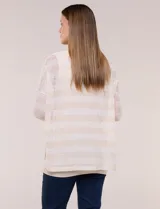 Buzo de tejido calado a rayas horizontales en tonos beige y blanco, de corte holgado, mangas cortas y escote redondo. Incluye musculosa interna básica en color beige.