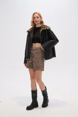 Campera de eco-cuero negra con cuello y puños de animal print, cierre frontal con cremallera y bolsillos laterales.