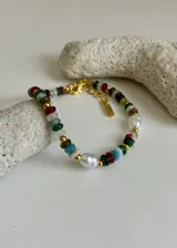 Pulsera de acero dorado con cuentas de vidrio de colores y perlas cultivadas.