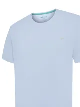 Remera de jersey de algodón orgánico de color celeste, con cuello redondo, mangas cortas y detalle de parche bordado con logo en el pecho.