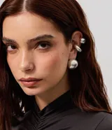 Kit de caravanas femeninas de metal que incluye tres modelos con diseño bold y moderno: dos pares de aretes esféricos de distinto tamaño y un ear cuff de encastre. Cuentan con superficie lisa y acabado pulido.