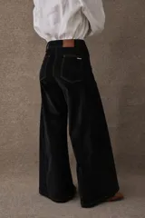 Pantalon de pana de corte wide leg, color marron, con cintura alta y costuras reforzadas en contraste.