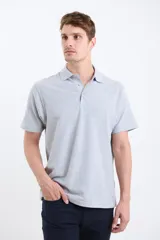 Remera verde con cuello polo y tapeta de dos botones. Corte clásico y mangas cortas.