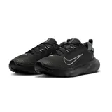 Championes de trail running Nike Juniper Trail 2 con tecnología Gore-Tex, color negro. Presentan una construcción resistente con malla transpirable, refuerzos sintéticos y suela de goma con tracción optimizada para terrenos irregulares.