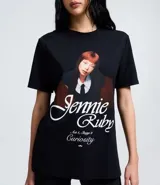 Remera negra de algodón con cuello redondo y mangas cortas. Presenta un estampado gráfico frontal con la imagen de la cantante Jennie y la inscripción 'Jennie Ruby' junto al texto 'Act 1, Stage 2 Curiosity'.