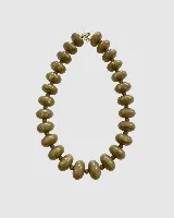 Collar de cuentas redondas y aplanadas con efecto marmolado en tonos grisáceos, con cierre metálico dorado.