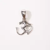 Dije plateado con el símbolo hindú Ohm.