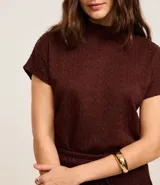 Blusa de mujer color marrón oscuro con textura acanalada, cuello alto y mangas cortas.