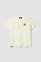 Remera color crema de manga corta con logo bordado en el pecho.