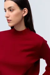 Sweater gris de lana con cuello alto.