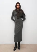 Vestido midi de punto color gris oscuro, de manga larga y silueta ajustada.