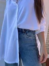 Camisa oversize de corte holgado, color verde militar, con mangas largas y cuello clásico.