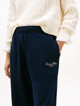 Pantalón de jogging azul marino de algodón con cintura y tobillos elastizados y logo bordado en blanco.