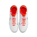 Championes de fútbol Nike Tiempo Legend 10 Pro FG, color blanco con detalles en negro y naranja. Presentan un diseño texturizado en la parte superior, el logo de Nike en negro con borde blanco y suela con tapones para terreno firme.