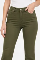 Pantalón de jean skinny de tiro medio, color verde militar, con bolsillos delanteros y traseros.