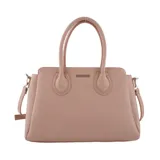 Cartera de mano tipo tote de la marca Las Oreiro, en color nude con textura granulada. Presenta doble asa superior, logo metálico frontal y correa larga ajustable y extraíble.