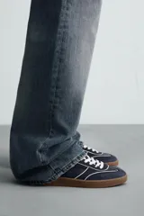 Zapatillas deportivas de hombre, color azul marino, con detalles en blanco y suela color caramelo.