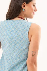 Vestido corto celeste con estampado de cuadros, de silueta recta y sin mangas, con escote en V profundo y recortes en diagonal.