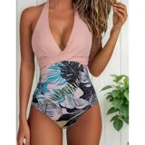 Malla entera de color verde oscuro, combinada con un diseño floreado en la parte inferior. Presenta escote halter cruzado y fruncidos en la zona del abdomen.