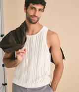 Musculosa masculina color blanco crudo, con cuello redondo y diseño texturizado con efecto ganchillo.