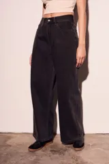 Pantalón de jean negro de corte recto, tiro medio y cinco bolsillos.