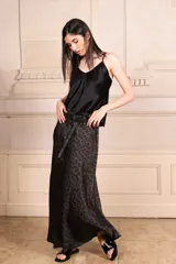 Falda larga de razo con estampado animal print y elástico en la cintura.